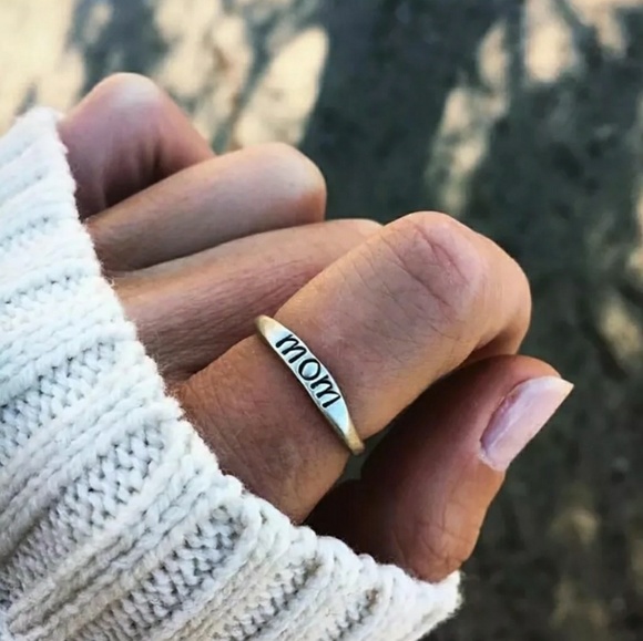 Simply Beautiful 'Mom' Ring - Picture 3 of 3